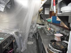 飲食店　厨房　排気フード　メンテナンス中
